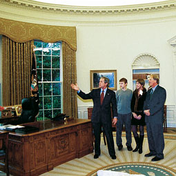 Ed Hedlund, his wife Cindy, and son Thomas, 14, were among the guests who toured the Oval Room with President Bush and the first lady. Ed Hedlund, his wife Cindy, and son Thomas, 14, were among the guests who toured the Oval Room with President Bush and the first lady.