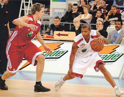 Jan-Michael Thomas '01 (right) on the European court. Jan-Michael Thomas '01 (right) on the European court.