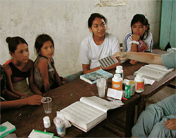 A Peruvian family gets schooled in over-the-counter mediation by a volunteer from the WSU Intercollegiate College of Nursing.