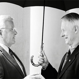 State Rep. Sam Hunt '67 (left) a Democrat from Olympia, talks with Republican Secretary of State Sam Reed '63, '68 (right). By Robert Hubner