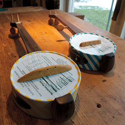 John Elwood ’01 crafts banjos from WSU cheese cans. <em>Zach Mazur</em>