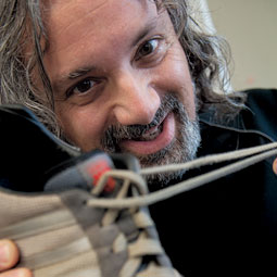 Psychologist Craig Parks likes to show how the automatic attention used to tie a shoe breaks down when a student is asked to do it before a class. <em>Zach Mazur</em>