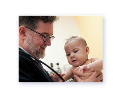 Ken Alexander ’82 with a young patient. <em>Photo Zach Mazur</em>