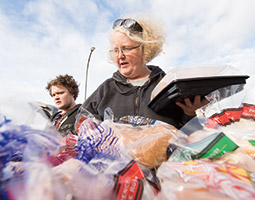 Liz Siler ’76 with son Brian sort bakery items destined for a Pullman food bank. Photo Robert Hubner Liz Siler ’76 with son Brian sort bakery items destined for a Pullman food bank. Photo Robert Hubner